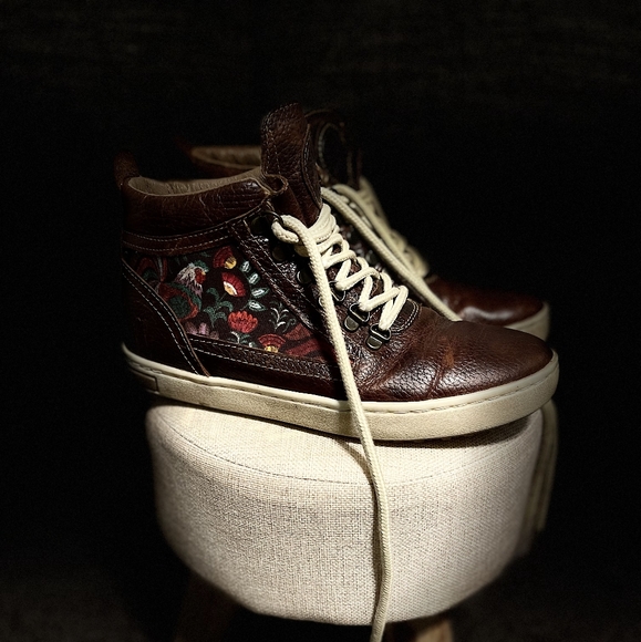 Boots - Picture 8 of 10